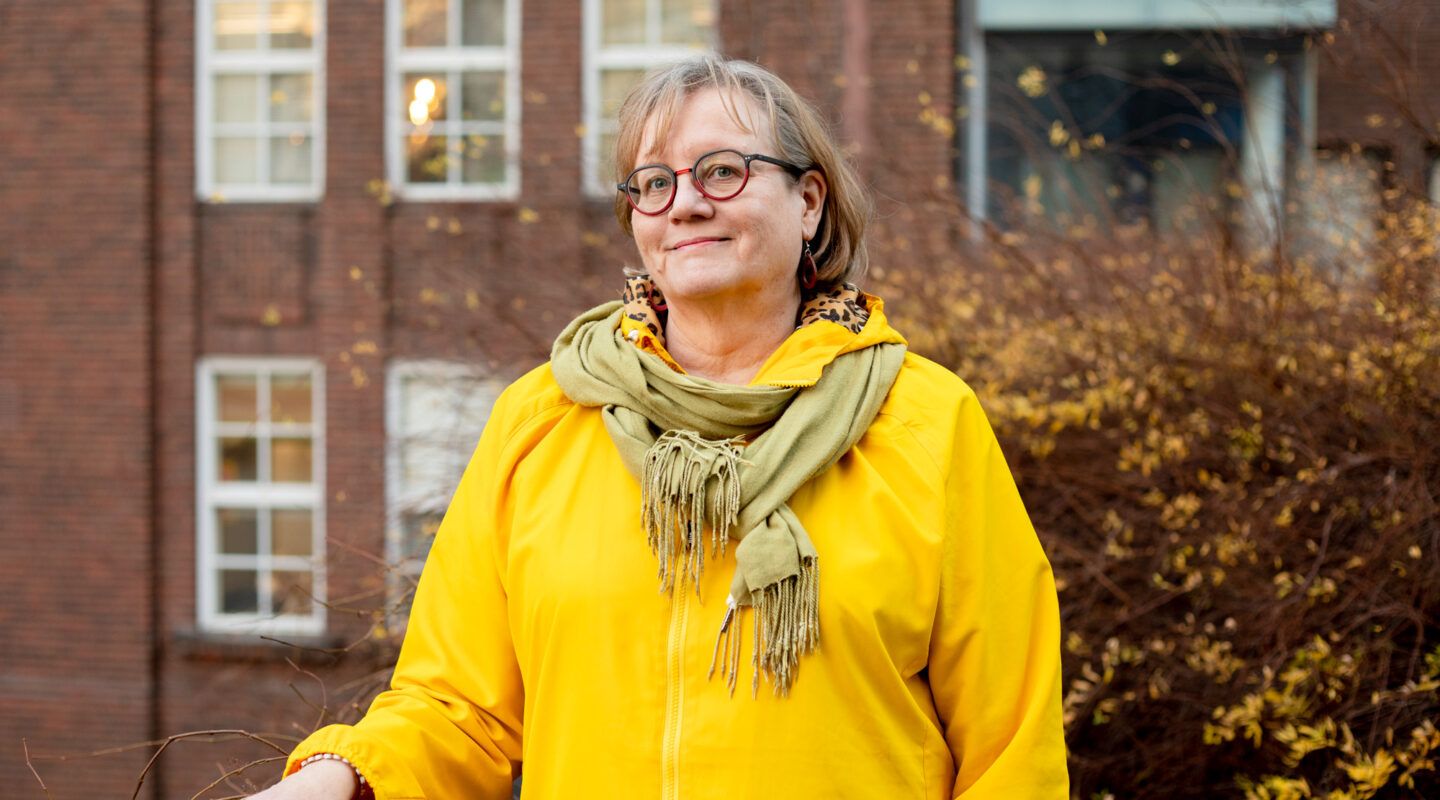 Tuula Kumpumäki nojaa kaiteeseen Lintulahden aukiolla syksyllä.