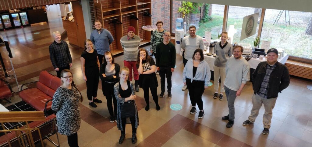 Nuori ay-vaikuttaja -koulutukseen osallistuvien ryhmä hotellin aulassa.