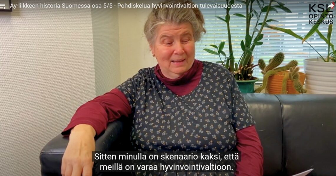 Päivi Uljas haastateltavana. Tekstitys: Sitten minulla on skenaario kaksi, että meillä on varaa hyvinvointivaltioon.