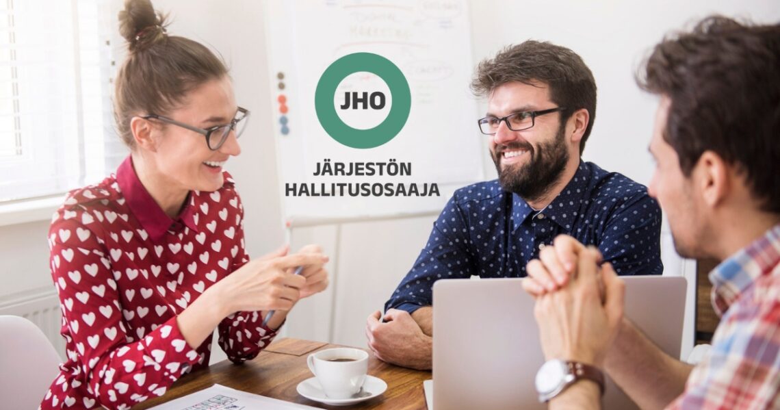 Kolme henkilö juttelee rennosti pöydän äärellä. Pöydällä on kahvikuppi ja kannettava tietokone, taustalla on fläppitaulu. Kivassa lukee järjestön hallitusosaaja.
