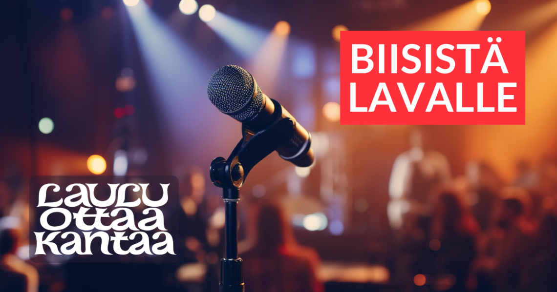 Lähikuva mikrofonista hämyisellä klubilla.