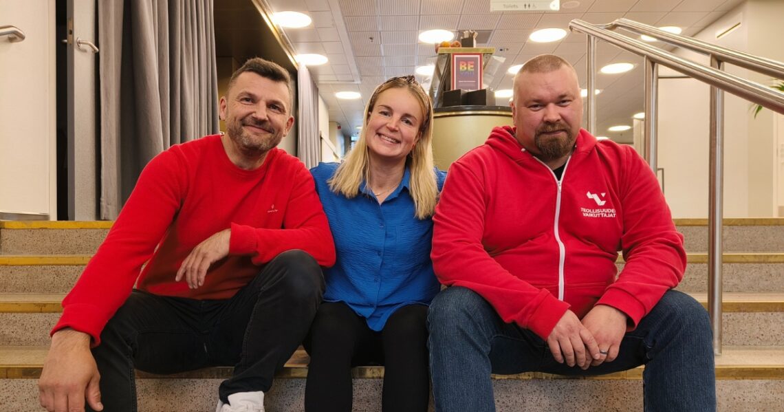 Tapio Nykänen, Mona Koski ja Jouni Jussinniemi istuvat sisällä portailla.